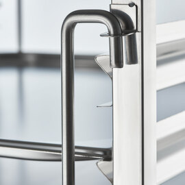 Tablettwagen aus Edelstahl, passend für 14 x GN 1/2, 590 x 670 x 1735 mm (BxTxH) Produktbild 2 S
