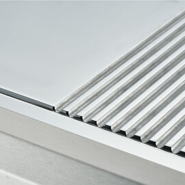 Verchromte Elektro-Griddleplatte als Tischgerät, 800x700 mm, ½ glatte/½ gerillte Grillfläche, Serie 700 ND Produktbild 2 S